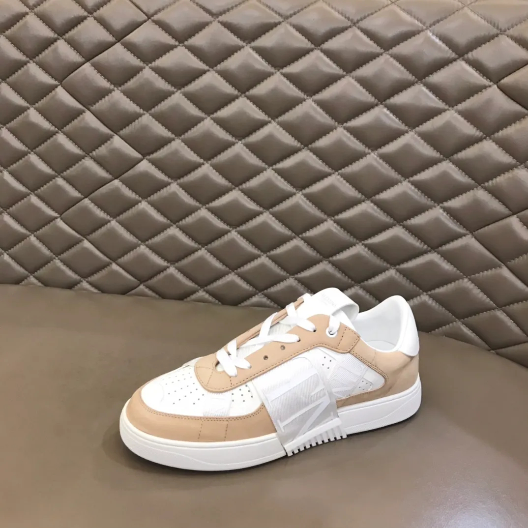 p440 "Valentin*" new spring and summer calfskin lace-up sneakers. No man should be able to refuse these shoes. The classic color scheme is so handsome! Purchase a high-precision replica of the original version to instantly sell off the market currency! 6 VLTN logo rubber effect straps - Valentino Garavani Logo printed on the back and tongue, all materials are customized to ensure quality! Size: 38-44